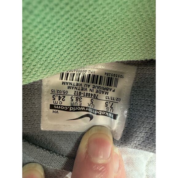 Gray and teal Nike women’s 7.5 - Picture 6 of 9